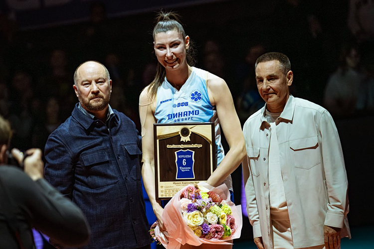 Еще в середине сезона появилась информация, что 34-летняя блокирующая Ирина Королева планирует взять паузу в карьере. В казанском клубе решили, что сейчас лучший момент для ее чествования