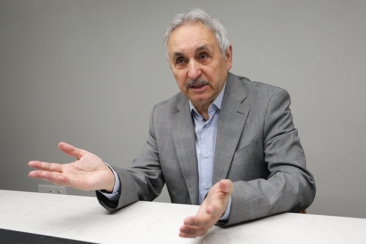 Профессор Рахимов: «Без птиц начнется бесконтрольное размножение насекомых и грызунов. Сорные растения захватят город. Нарушится санитарный баланс. Город станет тише, мрачнее. Хотели бы вы жить в таком городе? Я нет»