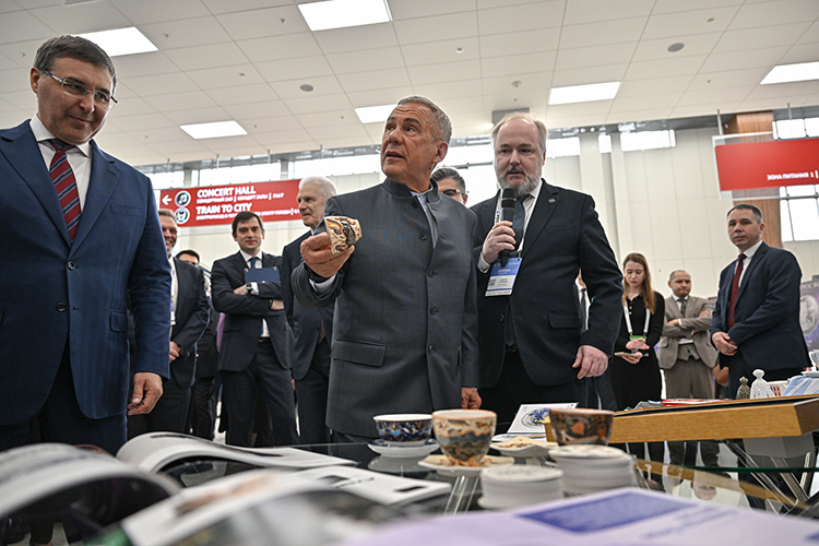 Альбина Никконен перед пленаркой прошлась по выставке, которая раскинулась в «Казань Экспо» и собрала порядка 150 инновационных разработок, включая 24 иностранных проекта из Индии, Китая, Ирана, Беларуси и других стран