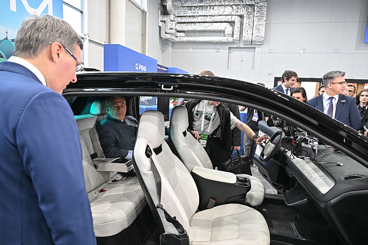 Также среди супер-разработок &mdash; новый российский электромобиль «Атом»