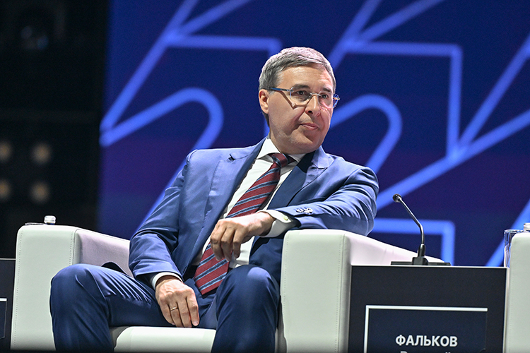 Валерий Фальков: «Когда нас оценивают по количеству привлеченных венчурных средств &mdash; это неправильно. Надо оценивать по количеству ребят, которые прошли через программу, а самое главное &mdash; потом, в дальнейшем, связали свою жизнь и создали технологический бизнес»