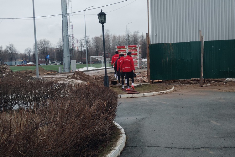Из-за стройки на базе футболисты выходили к полю через запасной выход, а впереди их ждала полоса препятствий из грязи, луж и строительных материалов