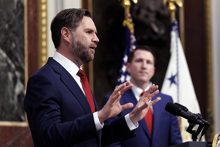 Предстоящие мирные переговоры Вашингтона и Тегерана &mdash; это «хороший первый шаг» на пути к долгосрочному миру, заявил накануне вице-президент США Джей Ди Вэнс