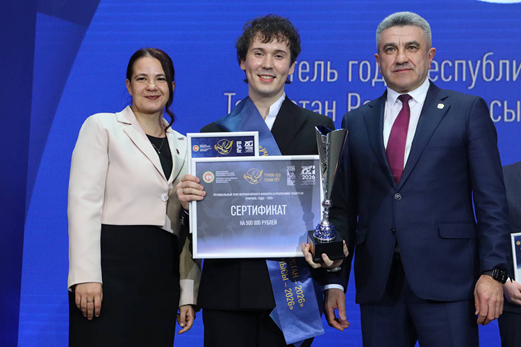 «Вообще, в системе образования есть большое количество различных мер поддержки для учителей: гранты, конкурсы, через которые можно немножко откалибровать финансовую составляющую»