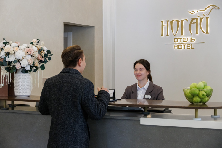 Отелю придётся побороться за туриста. Прямо напротив — гостиница «Ногай», принадлежащая подконтрольному РТ СИНХу