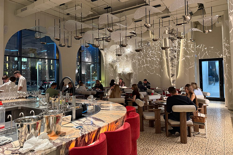 Главным центром притяжения остается красивый мраморный бар &mdash; он занимает почти половину зала и работает скорее как сцена, чем как функциональная зона