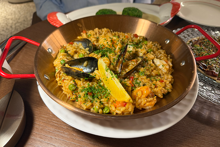 Важный штрих &mdash; маринованный лимон, вприкуску с которым шеф Хахоков советует есть блюдо. Совет дельный