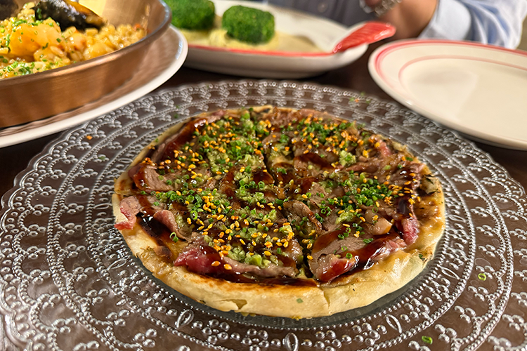 Роти пекут сами &mdash; тонкие слайсы стейка тают во рту. В компании с понзу &mdash; темно-бордовым японским соусом на основе цитрусового сока, соевого соуса и вина &mdash; профиль мяса становится ярче, появляются медовые нотки и легкая кислинка