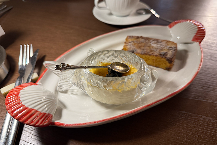 Шеф Хахоков предлагает два сценария: выкладывать крем с икрой на бриошь или обмакивать ее прямо в десерт. Сценарий на результат не влияет &mdash; одинаково нормально