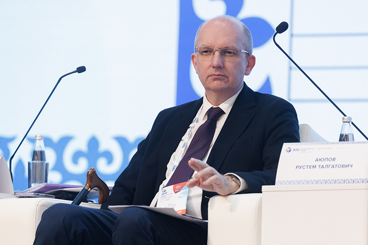 «Здравоохранение пора рассматривать, как инвестицию, а не только как затраты &mdash; пациенты живут дольше, население живет дольше, валовый национальный продукт страны растет», &mdash; высказал мысль исполнительный директор Ассоциации онкологов России Олег Левковский