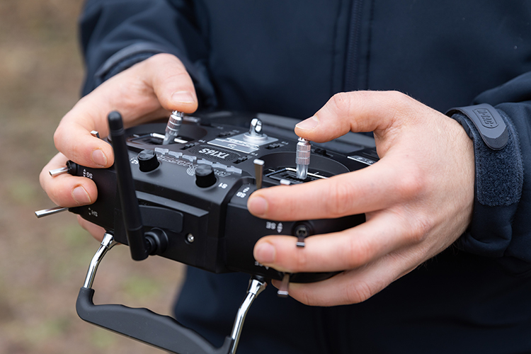 Хотелось бы отметить, что мы не знаем процент брака среди украинских FPV-дронов. Не знаем, в общем-то, и точного количества. Самое главное: в отличие от России, Киев обладает кнутом в лице ТЦК