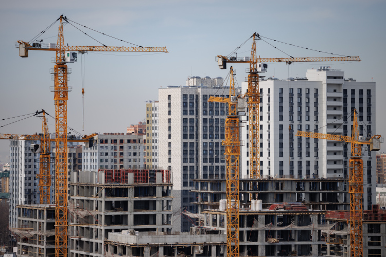 Собеседники отмечают, что заплаты у врачей «неплохие», но квадратные метры остаются точкой роста, способной закрепить человека на территории, хотя бы на время