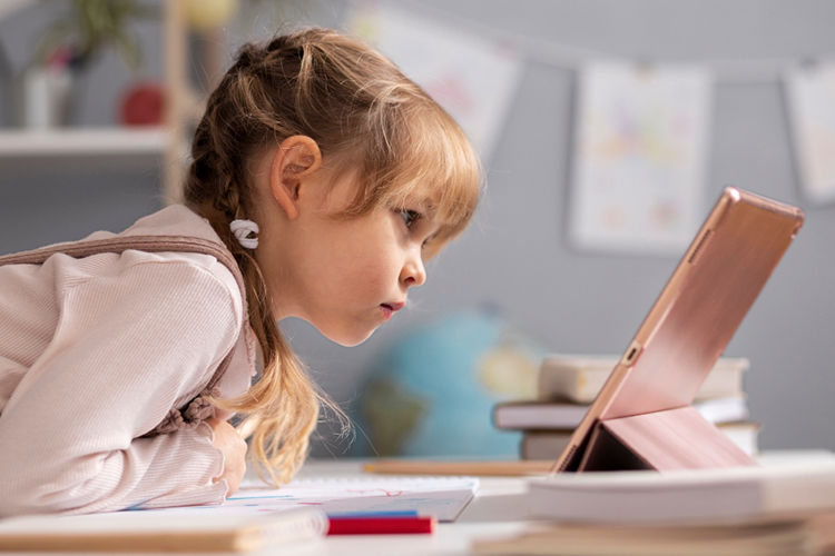 «До совершеннолетия – только кнопочные телефоны! И айпады на каникулах»
