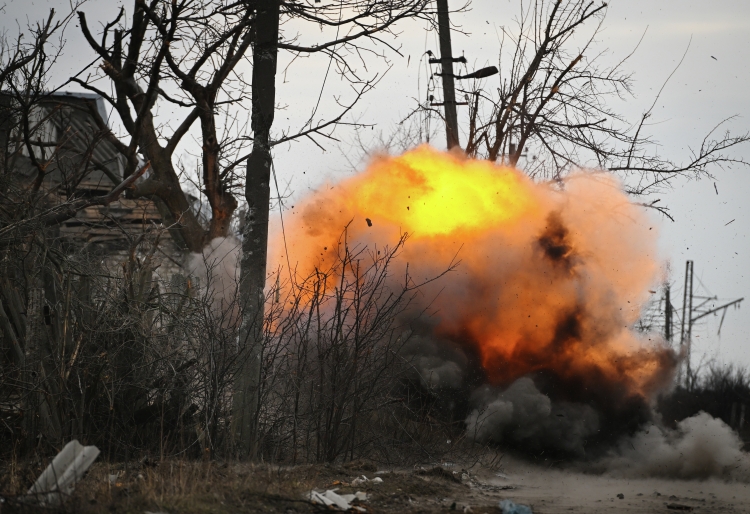«Если рассматривать это в контексте разговоров о «мирных инициативах», то остается повторить то, что мы писали весь прошлый год: вероятность «заморозки» зависит от военно-экономических возможностей продолжать боевые действия»