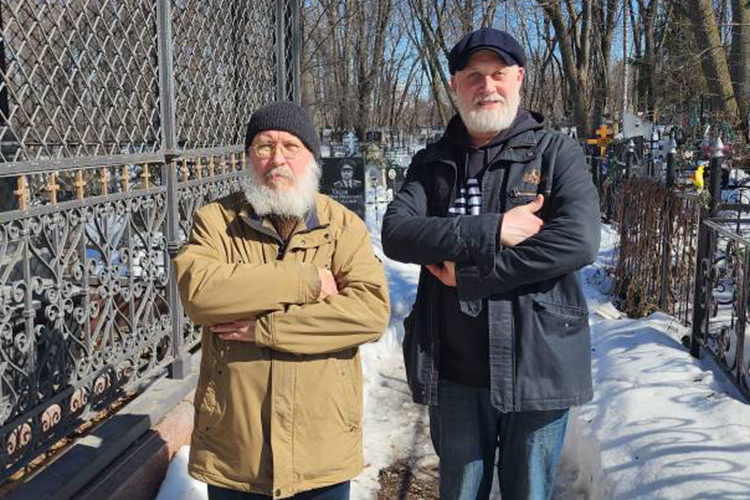 Старообрядцы и молятся особым образом, со скрещенными руками на груди: горизонтально на уровне локтей, чтобы правая рука была поверх левой. На языке психологии это поза «закрытости»