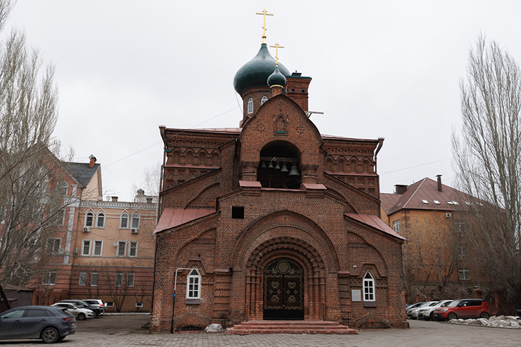 В храм на Островского (на фото) в обычное воскресенье приходят примерно полторы сотни прихожан. А в кафедральный собор на Петербургскую &mdash; около 60 человек