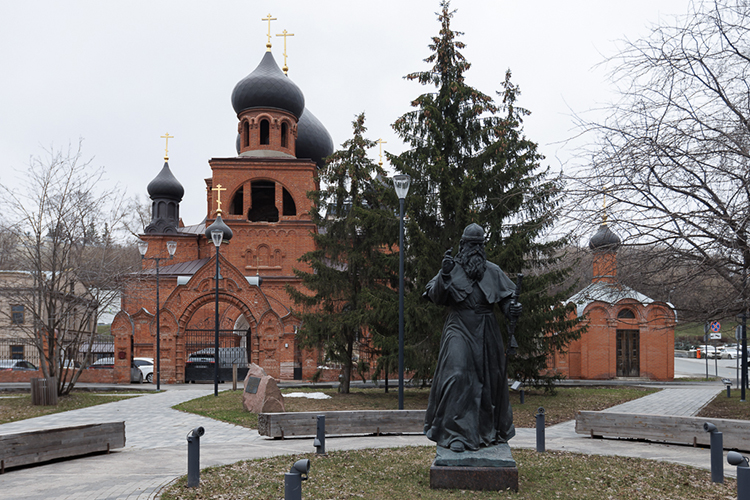Собор на Петербургской освятили в 1909 году «во имя Покрова Пресвятой Богородицы и славного явления чудотворной иконы Ее во граде Казани». Исторически его всегда называли собором Пресвятой Богородицы или собором во имя Казанской иконы Пресвятой Богородицы, на крайний случай, Казанским собором