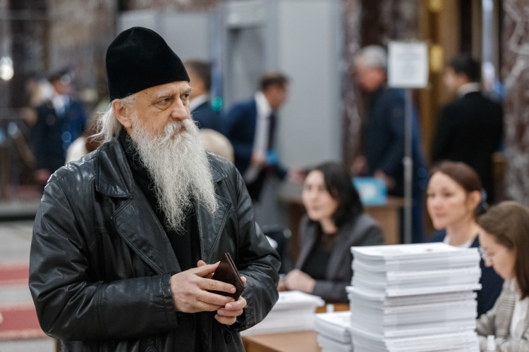 Известен Геннадий Четвергов, настоятель храма Казанской иконы Пресвятой Богородицы на улице Островского (он же благочинный Казанско-Вятской епархии, т. е. «старший священник»)