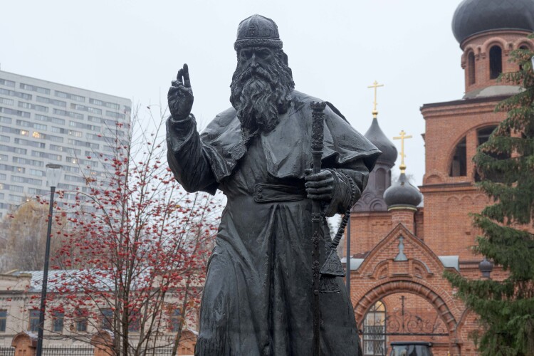 Памятник митрополиту Андриану перед собором на Петербургской &mdash; это единственный в мире монумент старообрядческому митрополиту