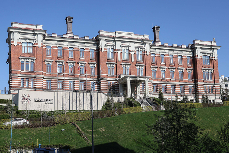 Первое, что всплывает в памяти у любого казанца при разговоре о старообрядчестве, &mdash; Шамовская больница, памятник архитектуры, в котором ныне расположился отель Kazan Palace by Tasigo