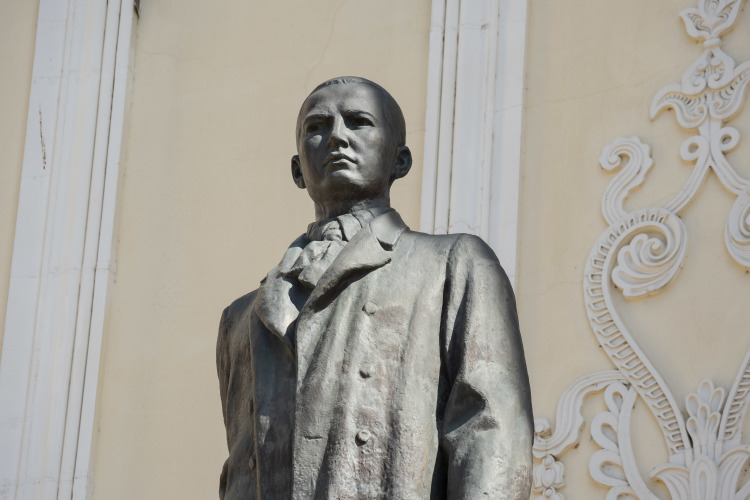 «Два проекта &mdash; токийское пятитомное собрание 1933 года и мукденский сборник 1938-го &mdash; стали ключевыми формами увековечения памяти Тукая в эмиграции»