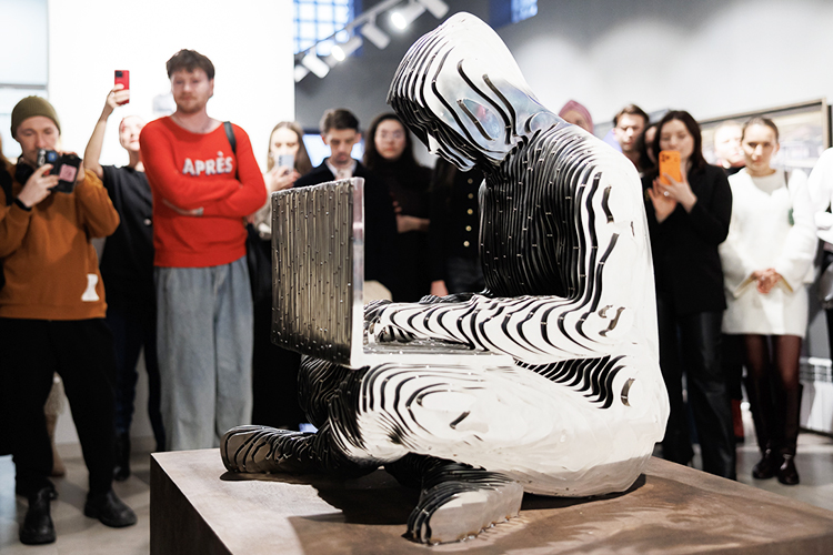 «Сатоши может быть кто угодно: я, ты, они…»: в галерее «БИЗОN» открыли криптостатую основателя биткоина