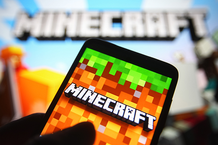 Ранее сообщалось, что мошенники начали обманывать подростков через игровые чаты Minecraft, а также появились слухи о возможных ограничениях