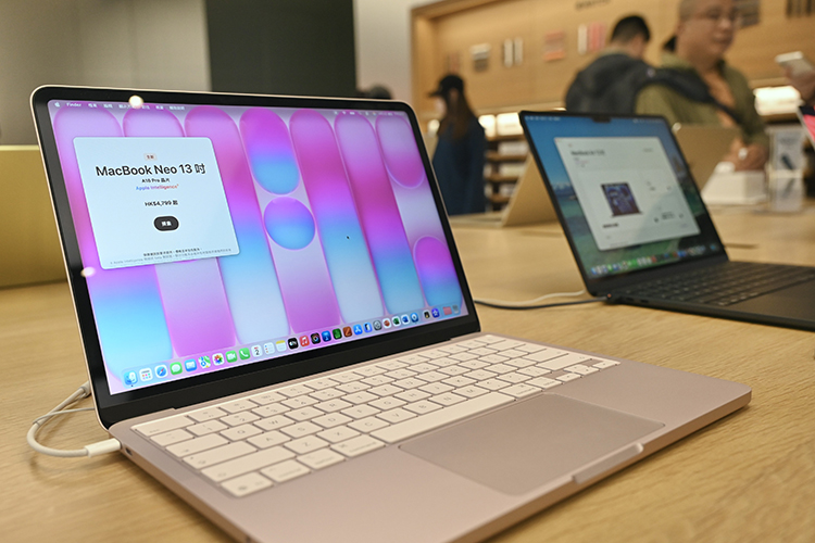 Успех бюджетного MacBook Neo создал для Apple проблему: из-за высокого спроса компания рискует либо упустить ажиотаж, либо увеличить производство на дефицитных чипах и потерять прибыль