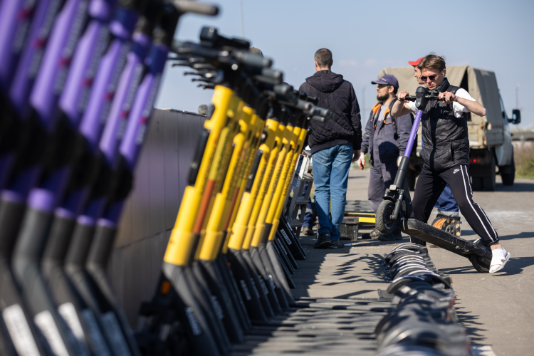 Сервисы кикшеринга «Юрент», Whoosh и «Яндекс.Go» поддержали внедрение верификации пользователей через портал госуслуг для усиления контроля возраста и предотвращения аренды самокатов несовершеннолетними