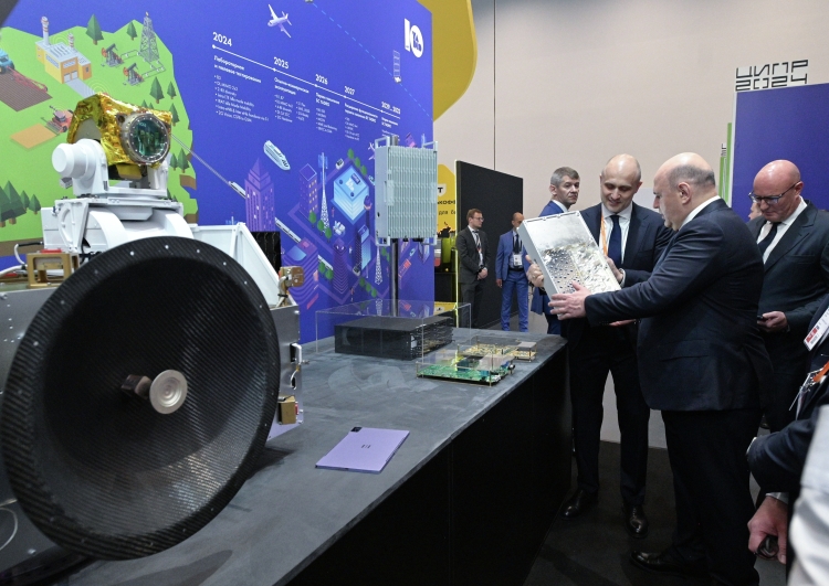 «Формально «Бюро 1440» является «ярким примером успешной частной компании в космической отрасли», фактически компания крайне закрытая, по непроверенным слухам, курируется военными, и главная ее задача &mdash; обеспечить связь именно для этой аудитории»