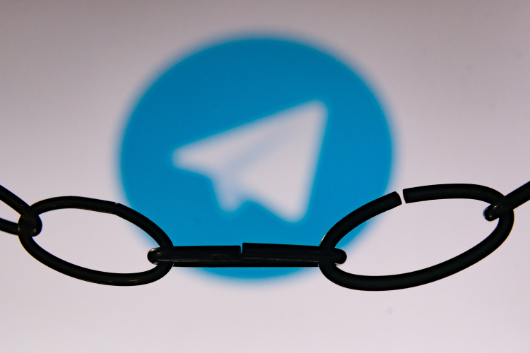 «Телеграм» противоречит определенным законам. Ну измените закон. Но мы не можем изменить законы, для этого нужна сложная процедура. Будь у вас политбюро, оно приняло бы маленький указ, который выводит «Телеграм» из действия таких, таких и таких законов»