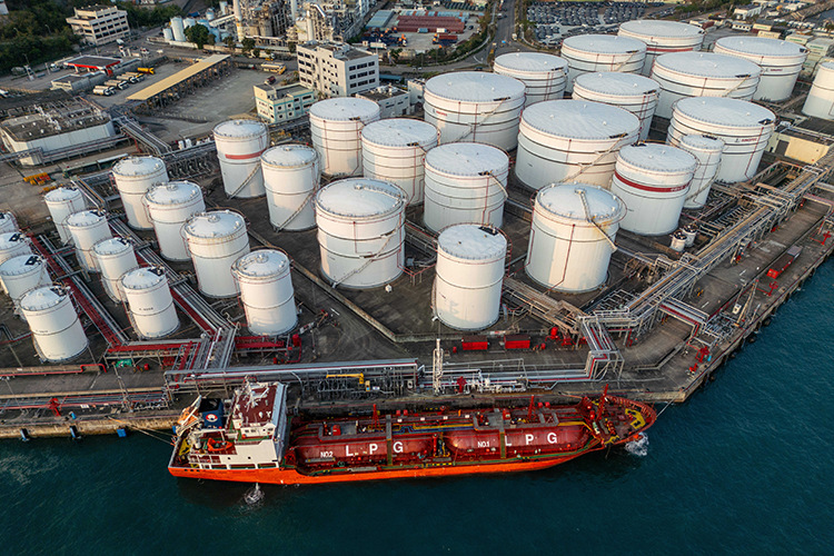 Резко погрустневшие Европа и Азия одновременно начали искать на рынке замену ближневосточным потокам