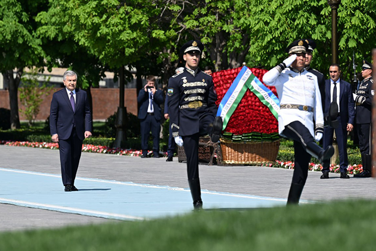 «Официальный старт торжествам дало февральское постановление президента, превратившее весь апрель в «Месяц Амира Тимура»