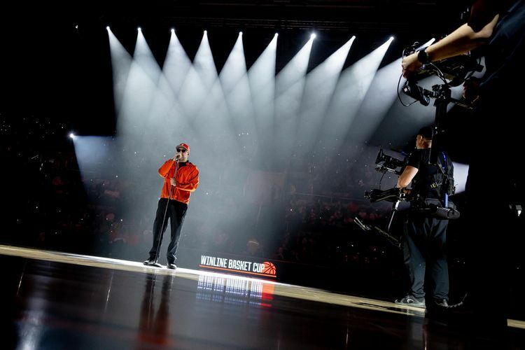 Перед финальным матчем на арене в Санкт-Петербурге выступил Баста