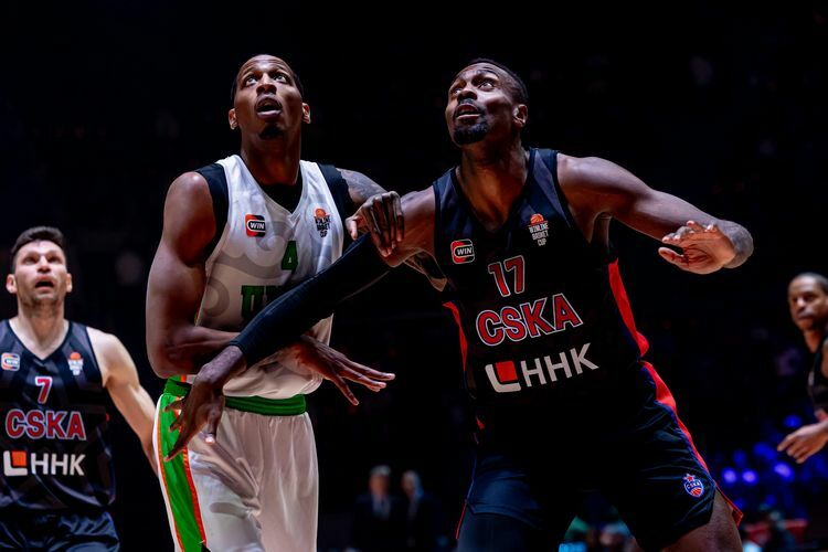 Один из лидеров УНИКСа Бингэм (слева) не смог сыграть много из-за приступа астмы