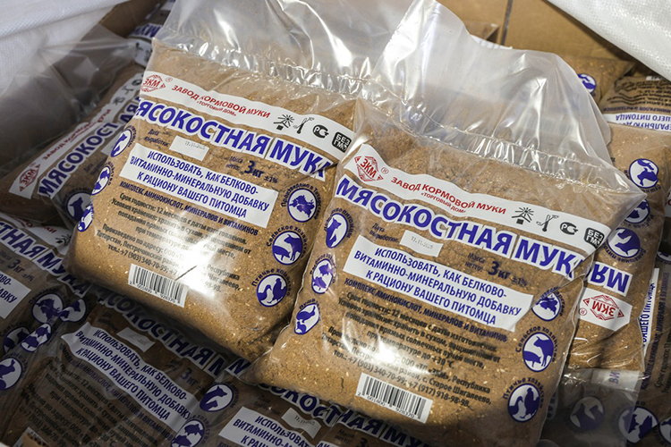 «Мы можем делать 60-80 тонн рыбной муки, рыбьего жира &mdash; около 40 тонн в месяц, мясокостной муки &mdash; 120 тонн в месяц. Также мы можем производить комбикорма &mdash; 500 килограмм в час»