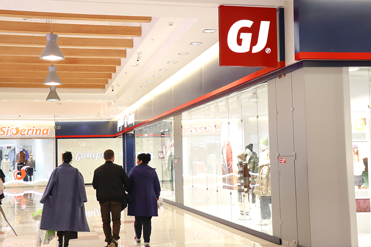 Такие крупные сети, как Gloria Jeans, Ostin и Zolla, также не выдерживают и сворачивают наименее эффективные точки