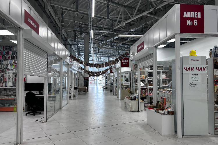 Сам ТЦ больше всего похож на «Порт» и «Новую Туру», но не на молл. Аллеи, состоящие из небольших одинаковых помещений, вместо вывесок брендов &mdash; номер торгового ряда и места