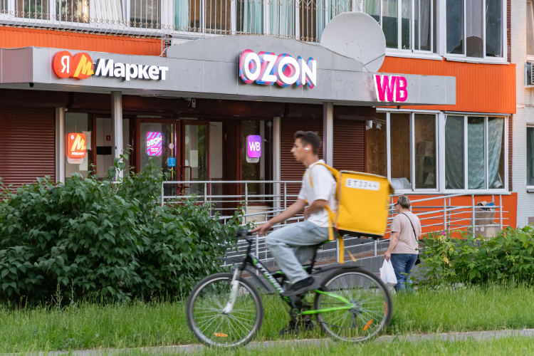 На 1-м месте Ozon &mdash; в 2025-м общее количество ПВЗ только в Казани достигло 694. У Wildberries по итогам прошлого года &mdash; 638 пунктов выдачи, у «Яндекс.Маркета» &mdash; 208