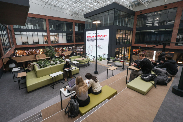 В современных концепциях в ТЦ все чаще интегрируются не только фитнес-залы, но и коворкинги, выполняющие образовательные и сервисные функции, а также заведения общественного питания