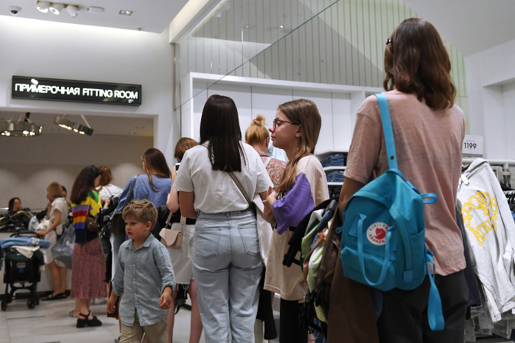 «Моллы постепенно превращаются в гигантские примерочные: человек на маркетплейсе выбирает товар, находит его в магазине, примеряет или тестирует, а потом возвращается на онлайн-площадку, чтобы заказать там»