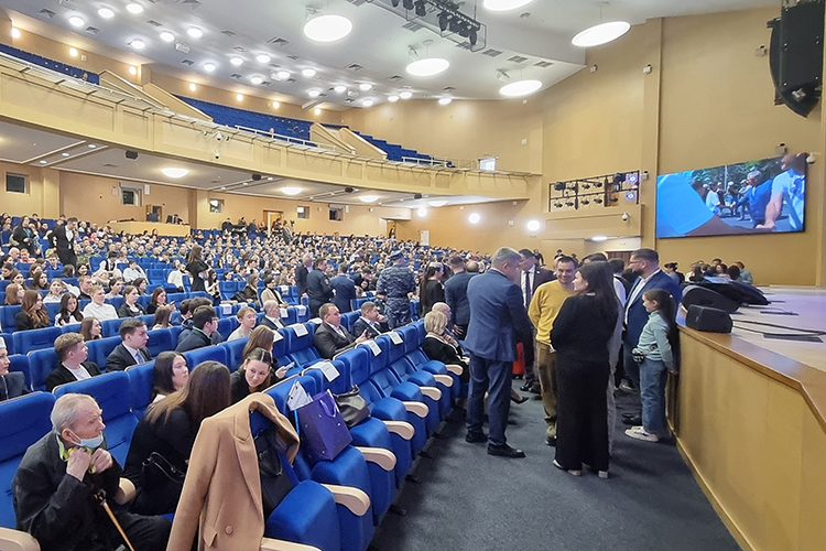 Перед началом форума гостей традиционно «мариновали» в душном фойе. За несколько минут до начала двери зала наконец открылись, и мощный людской поток хлынул занимать кресла