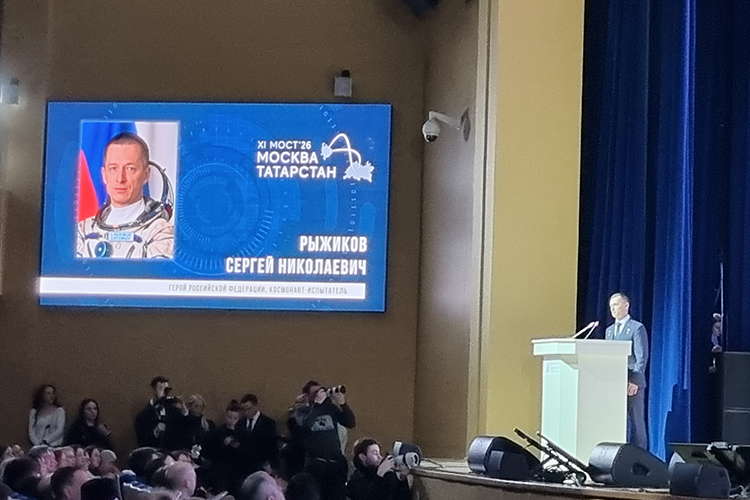 Рыжиков рассказал, как в детстве жил в сибирском Нижневартовске в бараке, как при 50-градусных морозах ходил в школу за два километра и как находил во дворе детали от самолетов, складывал их в укромное место и мечтал построить свой летательный аппарат