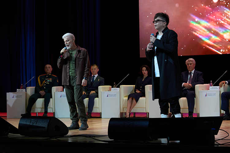 Элвин Грей и Олег Газманов поднялись на сцену, чтобы исполнить композицию «Звездочка в стакане»