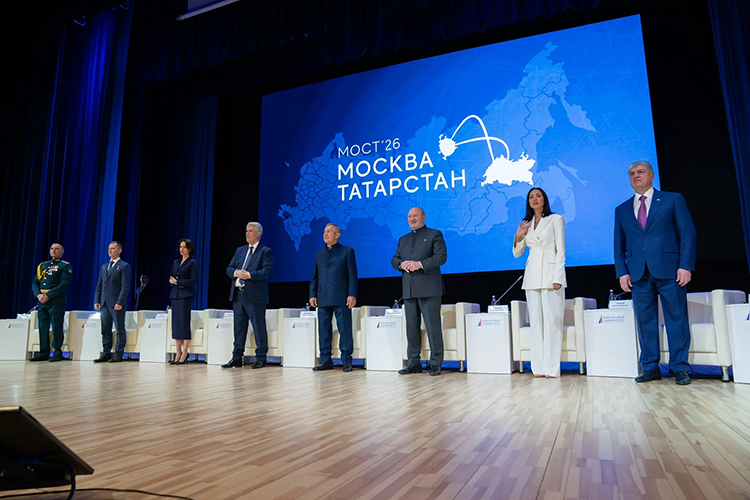 Едва раис РТ Рустам Минниханов появился на сцене, весь зал дружно встал и продолжительно аплодировал