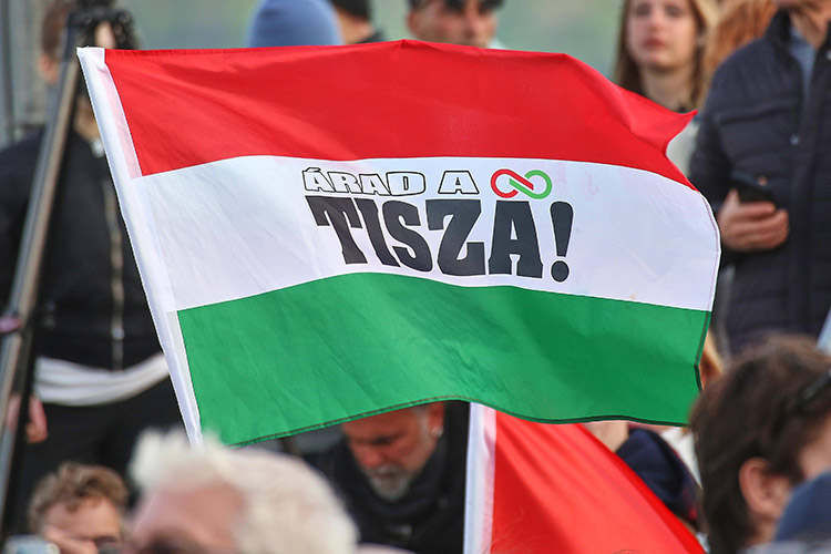 Позитивная реакция Евросоюза на исход выборов в Венгрии должна вызывать обеспокоенность у венгерского народа, полагает глава парламентской фракции партии «Национальное объединение» во Франции Марин Ле Пен