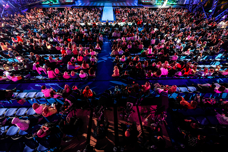 В этом году над проектом будут работать три режиссера. Трансляции, как и прежде, планируются на канале «Россия-1». Старт продаж билетов намечен на эту неделю