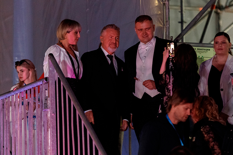 Данияр Соколов: «Конечно, остались прекрасные впечатления от фестиваля. И это большой опыт. Да и в целом побывать на такой площадке, увидеть шикарную организацию &mdash; это очень здорово»