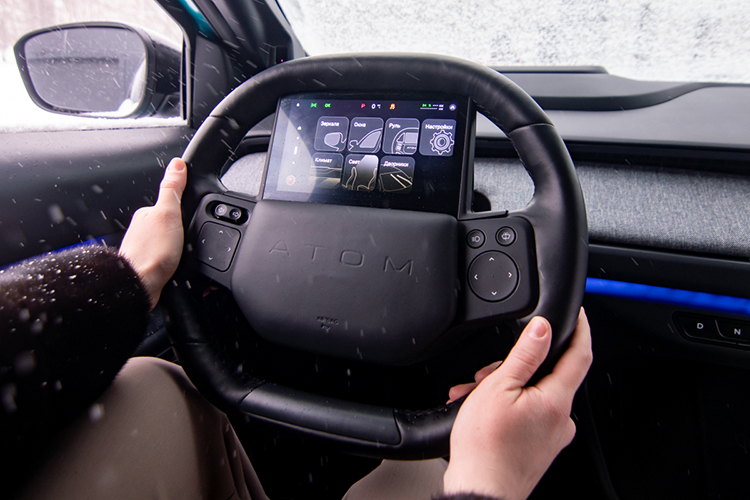 Особенно разработчики выделяют дисплей на руле