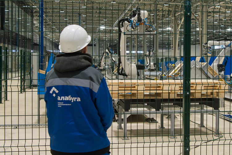 По окончании программы у участников есть три пути: остаться работать на территории «Алабуги» на постоянной основе, устроиться на один из заводов-резидентов или поступить в образовательный институт «Алабуга Политех»